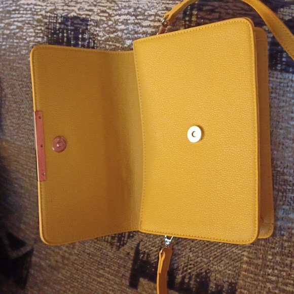 4/$60 Yellow Le Chateau Purse - Small - Picture 3 of 10